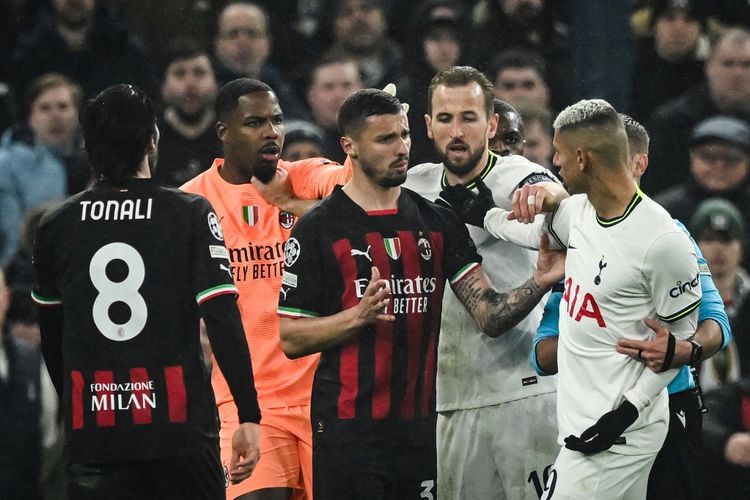 Kiper Mike Maignan dan gelandang Rade Krunic bersitegang dengan pemain Tottenham, Harry Kane serta Richarlison. AC Milan menahan Tottenham 0-0 di London pada laga leg kedua babak 16 besar Liga Champions pada Kamis (9/3/2023) dini hari WIB.