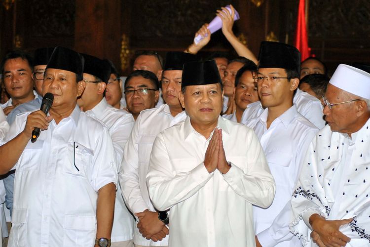 Ketua Umum Partai Gerindra Prabowo Subianto (kiri) memperkenalkan calon Gubernur Jawa Barat Mayjen TNI (Purn) Sudrajat (tengah) saat jumpa pers di kediamannya, Padepokan Garudayaksa, Bukit Hambalang, Desa Bojongkoneng, Kabupaten Bogor, Jawa Barat, Sabtu (9/12/2017). Partai Gerindra resmi mengusung Mayjen TNI (Purn) Sudrajat sebagai calon Gubernur Jawa Barat pada Pemilihan Gubernur dan Wakil Gubernur Jawa Barat 2018.