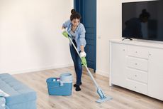 7 Trik Mengepel Lantai Rumah Menjadi Lebih Bersih