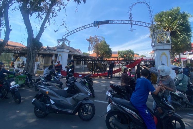 Gedung Negara Grahadi yang jadi tontonan warga, Senin (1/9/2025).