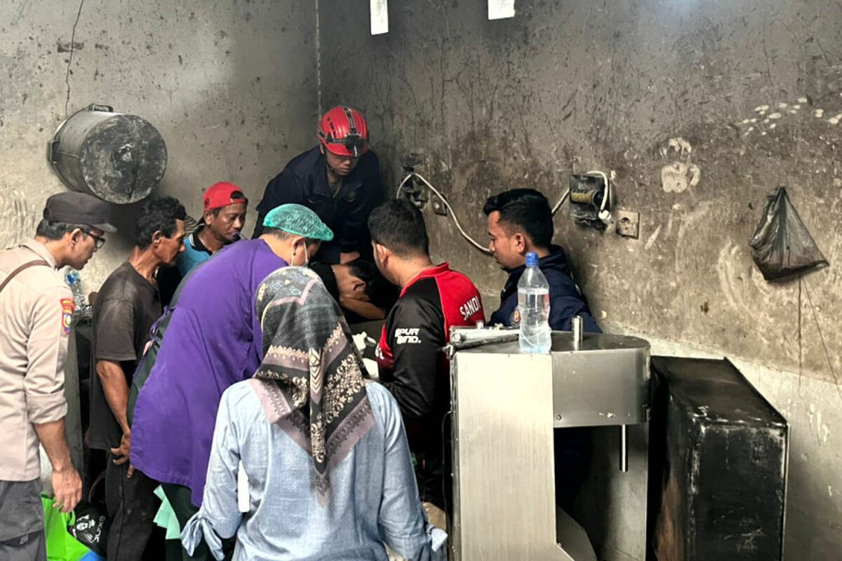 Petugas Damkar dan medis memberikan pertolongan pada pekerja pabrik bakso di Desa Ponggok, Kecamatan Ponggok, Kabupaten Blitar, Minggu (1/2/2026).