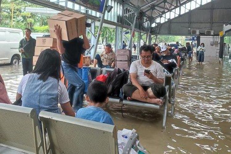 Banjir di Semarang, Sabtu (31/12/2022), berdampak pada perjalanan kereta api di Stasiun Tawang. Selain itu, stasiun tersebut juga terendam air.