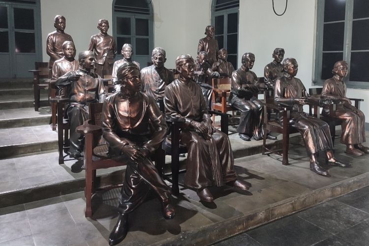 Sejumlah patung tokoh pelajar STOVIA saat pembentukan Organisasi Budi Utomo. Pembentukan organisasi itu berlangsung di ruang anatomi Gedung STOVIA, yang saat ini jadi Museum Kebangkitan Nasional. 