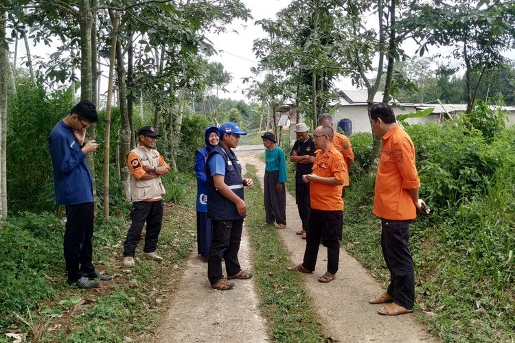 Sejumlah pegawai BPBD dan perwakilan DT Peduli meninjau lahan relokasi hunian tetap di Blok Cimenteng, Desa Kertaangsana, Kecamatan Nyalindung, Sukabumi, Jawa Barat, Selasa (12/7/2022).