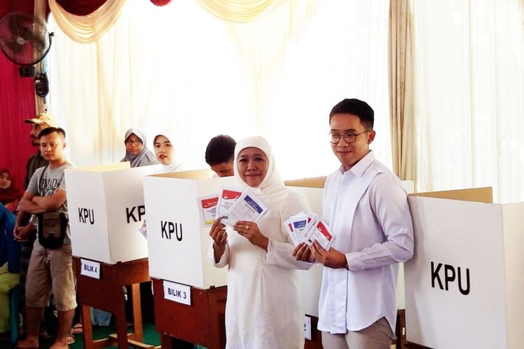 Gubernur Jawa Timur Khofifah Indar Parawansa bersama keempat anaknya nyoblos di TPS 38, Jalan Jemur Wonosari, Kecamatan Wonocolo, Surabaya, Rabu (17/4/2019). 