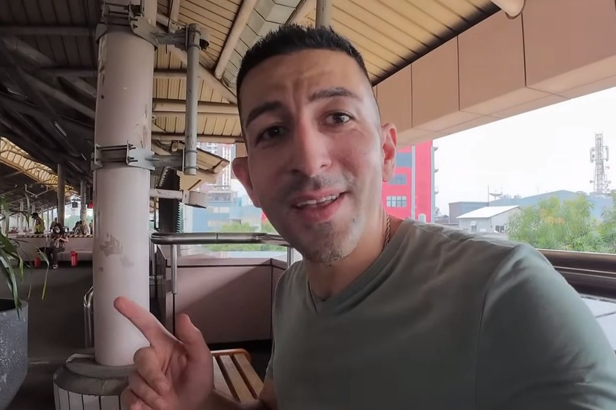 Tangkapan layar video YouTuber asal Chicago, Evan, saat berada di Stasiun Sawah Besar, Jakarta Pusat.