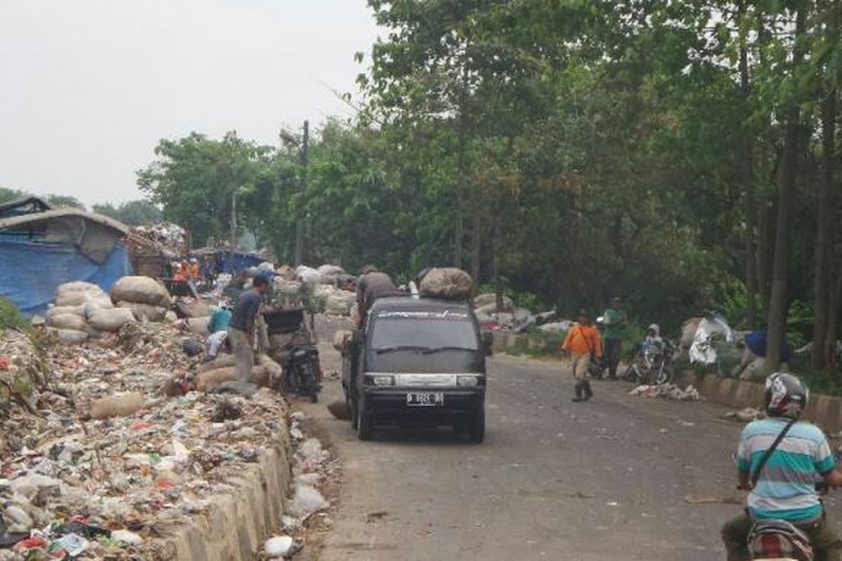 Tumpukan sampah di pinggir jalan di area TPST Bantargebang. 