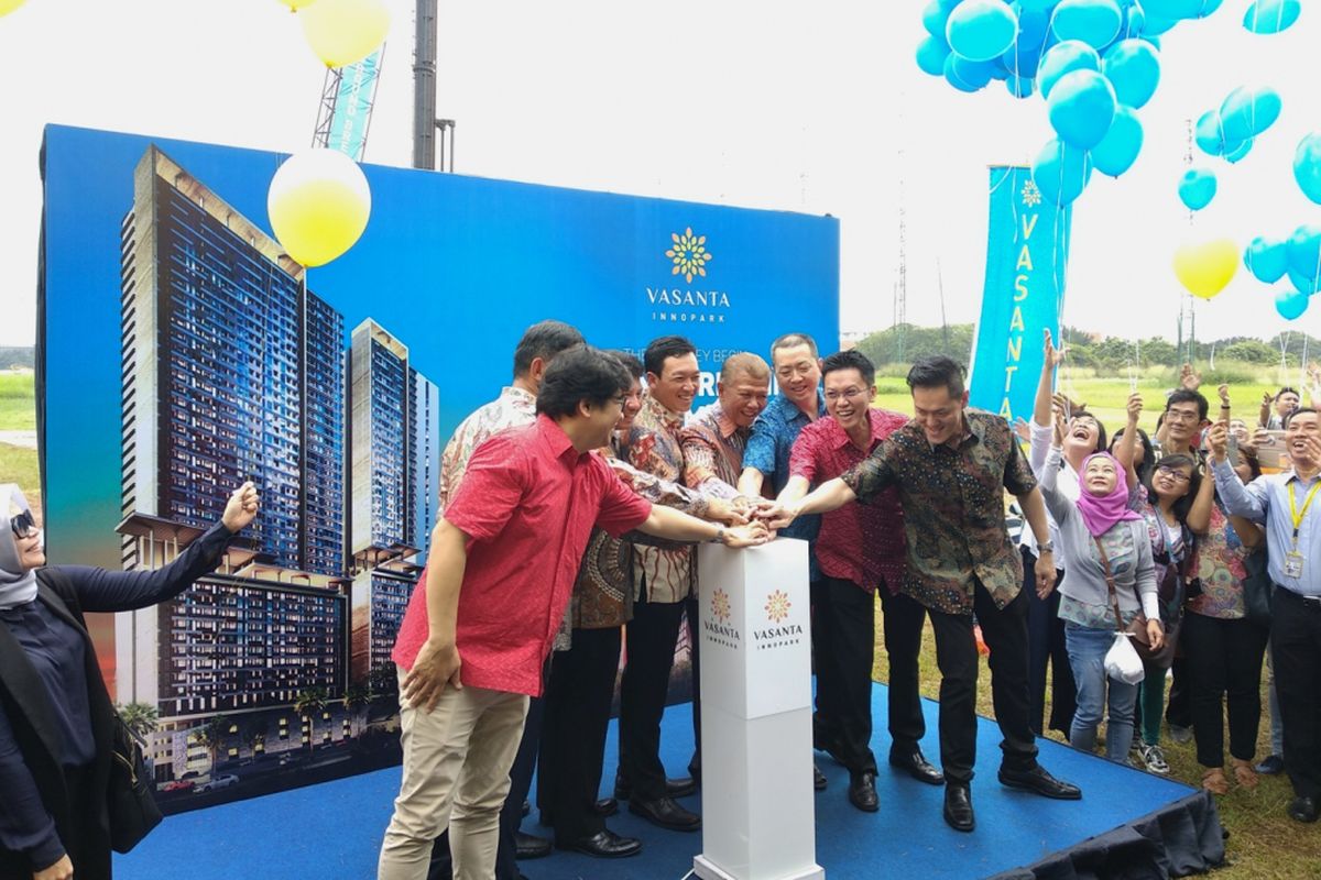 Jajaran direksi PT Sirius Surya Sentosa memulai seremonial peletakan batu pertama proyek Vasanta Innopar dimkawasan industri MM 2100 Cikarang Barat, Kamis (8/3/2018)