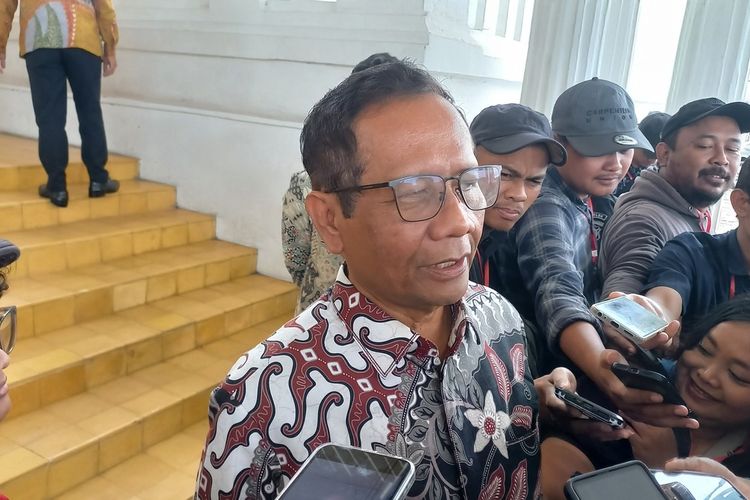 Mantan Menkopolhukam Mahfud MD saat ditemui di Sasana Hinggil Dwi Abad, Minggu (26/10/2025)