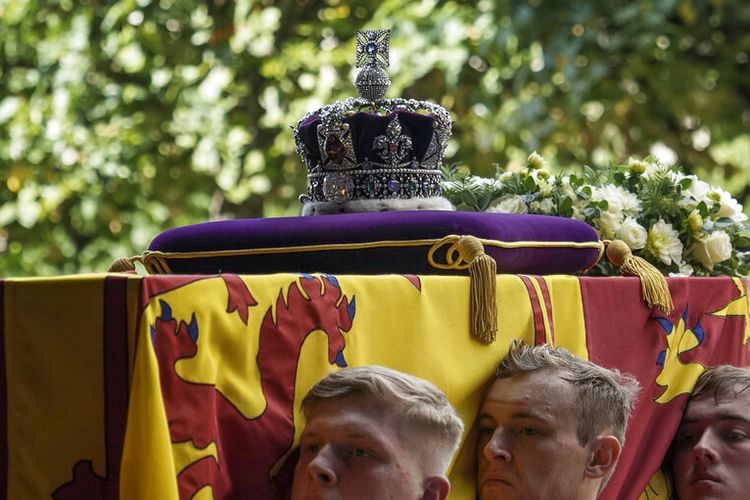 Pembawa peti jenazah membawa peti mati Ratu Elizabeth II selama prosesi dari Istana Buckingham ke Westminster Hall di London, Rabu, 14 September 2022.