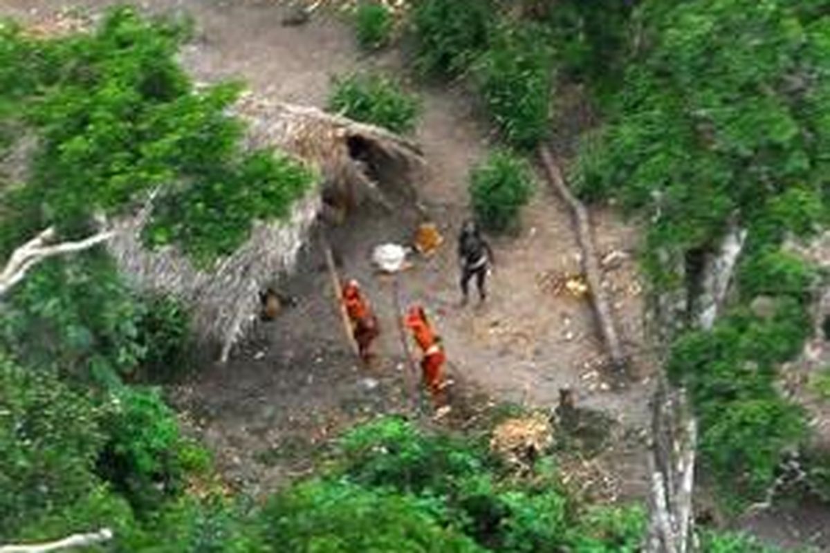 Suku terasing yang belum melakukan kontak dengan duni luar terlihat pada Mei 2008 di pedalaman hutan Amazon.