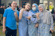 Pakai Dress Biru, Ayu Ting Ting Tampak Menawan Saat Nyoblos