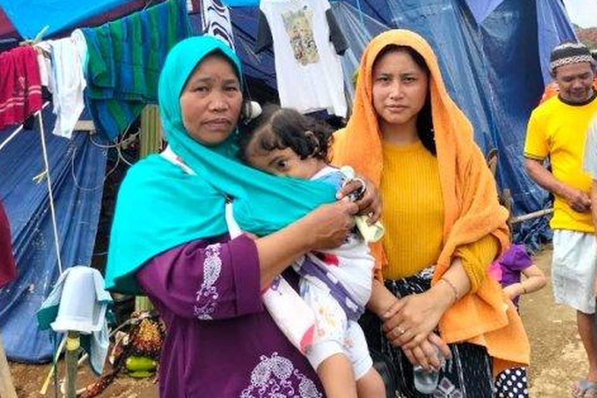 Neni, seorang ibu berusia 34 tahun (baju oranye), warga Kampung Buniaga, Ciherang, Pacet, Cianjur, Jawa Barat, mengisahkan detik-detik kejadian gempa bumi beberapa waktu lalu. 
