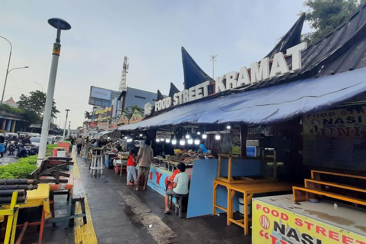 Sentra Nasi Kapau di Jalan Kramat Raya, Senen, Jakarta Pusat. Foto diambil pada Rabu (20/4/2022).