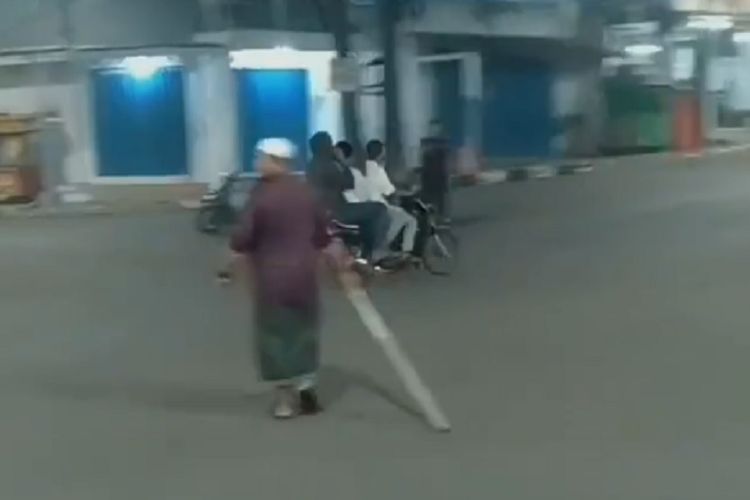 Seorang warga disebut sedang berupaya menghalau sekelompok remaja yang akan tawuran di wilayah Bantargebang.