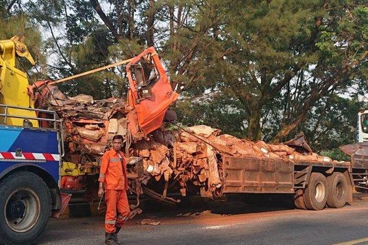 Kondisi truk yang alami kecelakaan di lajur penyelamat di Ruas Jalan Tol Cipularang KM 91 B, Kabupaten Purwakarta, Jawa Barat, Selasa (8/8/2023) malam. 

