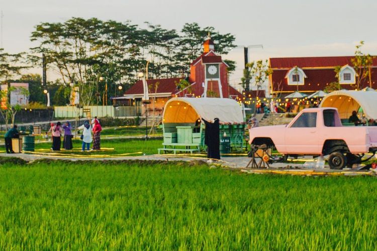 La Li Sa Farmer?s Village adalah tempat wisata baru di Yogyakarta yang mengusung konsep pedesaan Eropa. 
