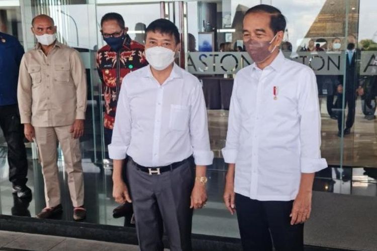 Melkianus Lubalu (Kiri baju putih) saat bertemu dengan Presiden Joko Widodo di Hotel Aston Kota Kupang, Kamis (24/3/2022)