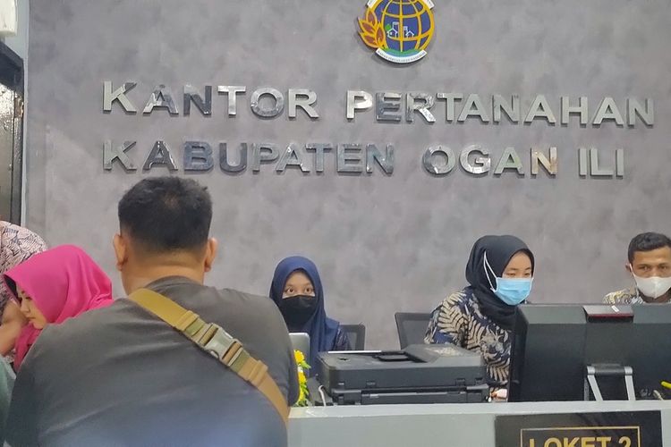 Petugas Kantor BPN Ogan Ilir Sumatera Selatan sedang melayani warga.