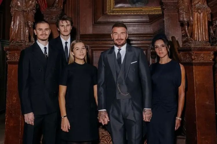 Cruz Beckham (kedua dari kiri), yang merupakan putra bungsu sekaligus anak ketiga David Beckham-Victoria. David Beckham akhirnya berbicara tentang perseteruan keluarga setelah pernyataan mengejutkan dari Brooklyn Beckham.
