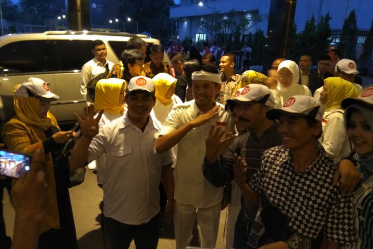 Cawagub Jabar Dedi Mulyadi, datang paling awal ke lokasi acara debat kandidat Pilgub Jabar terakhir di Grand Ballroom, Kota Bandung, Jumat (22/6/2018) petang. 