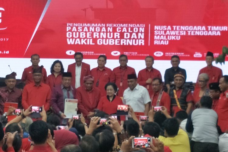 Ketua Umum PDIP Megawati Soekarno Putri berfoto bersama pasangan bakal calon gubernur - wakil gubernur di Pilkada Riau, Sultra, Maluku dan NTT. Pengumuman bakal calon disampaikan langsung oleh Ketua Umum PDIP Megawati Soekarno Putri di Kantor Dewan Pimpinan Pusat (DPP) PDI-P di Menteng, Jakarta Pusat, Minggu (17/12/2017).