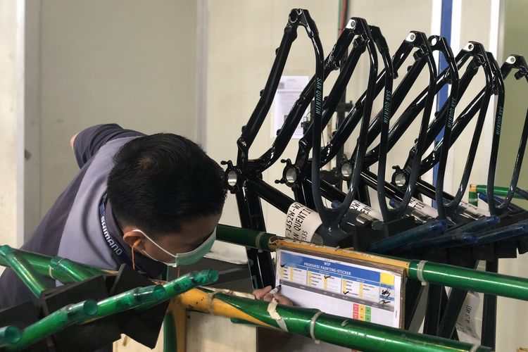 Proses pemberian barcode pada nomor rangka sepeda di Pabrik Polygon, Sidoarjo, Sabtu (19/11/2022). 