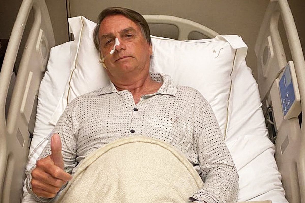Foto Presiden Brasil Jair Bolsonaro mengacungkan jempol di ranjang saat dirawat di rumah sakit pada Senin (3/1/2022) karena penyumbatan usus. Mantan presiden Brasil Jair Bolsonaro didiagnosis kanker kulit, Rabu (17/9/2025), usai vonis 27 tahun penjara terkait upaya kudeta terhadap Presiden Lula da Silva.