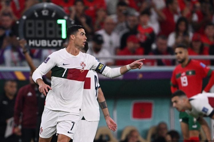 Penyerang Portugal Cristiano Ronaldo memberi isyarat pada perempat final Piala Dunia 2022 Qatar antara Maroko vs Portugal di Stadion Al-Thumama di Doha pada Sabtu 10 Desember 2022.