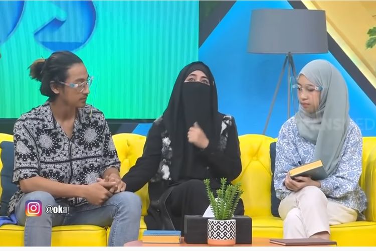 Umi Pipik (tengah) didampingi dua anaknya, Abidzar (kiri) dan Adiba menjadi bintang tamu program Okay Bos di Trans7.