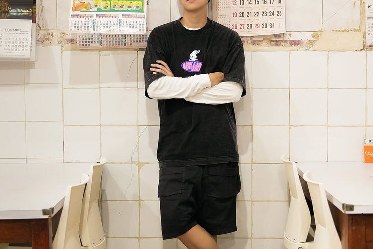 Brandon Salim mengenakan outfit Imlek yang stylish.