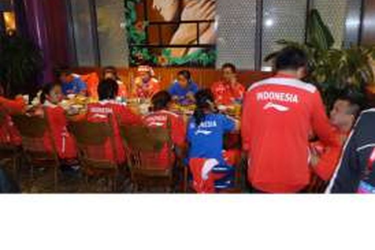 Suasana makan malam tim Piala Uber Indonesia di restoran Thailand di kawasan Kunshan Sports Centre, Senin (16/5/2016), usai menang 3-2 atas Hong Kong pada pertandingan kedua penyisihan Grup C Piala Uber, yang membuat Indonesia lolos ke babak perempat final.