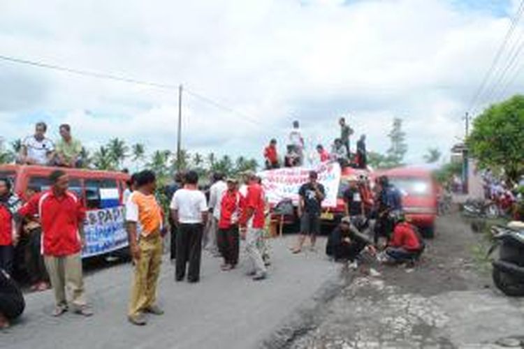 Ratusan warga lereng Merapi memblokir Jalan Talun - Muntilan yang merupakan jalur evakuasi bencana Merapi untuk mendesak Pemkab Magelang segera memperbaiki jalur tersebut yang rusak, Senin (7/4/2014).