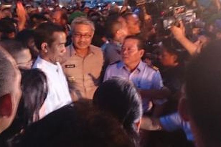 Presiden jokowi didampingi gubernur Nur Alam saat berkunjung di pelabuhan perikanan samudera Kendari.