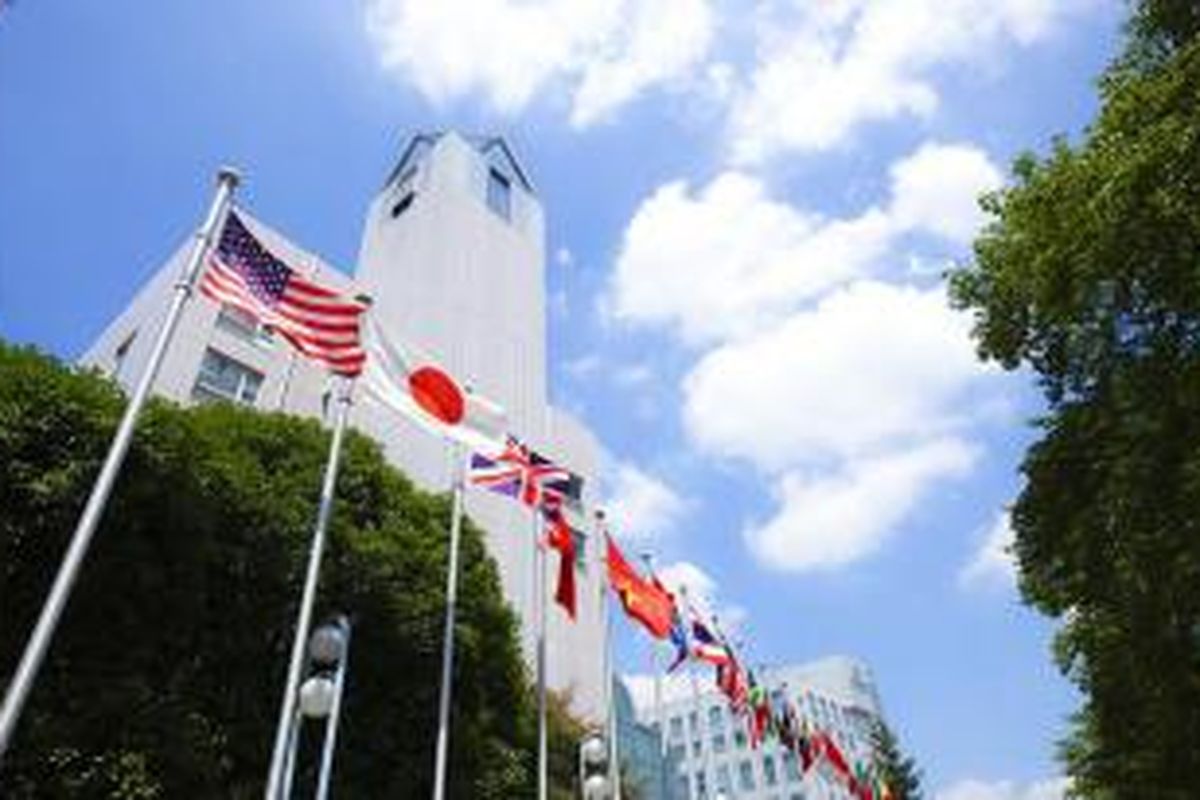 Suasana di Tokyo International University. Pemerintah Jepang saat ini terus mempermudah persyaratan masuk universitas dengan Examination for Japan University (EJU) dan memperbanyak program bahasa Inggris. Belum lagi skema beasiswa dan pengurangan biaya kuliah untuk siswa berprestasi. 