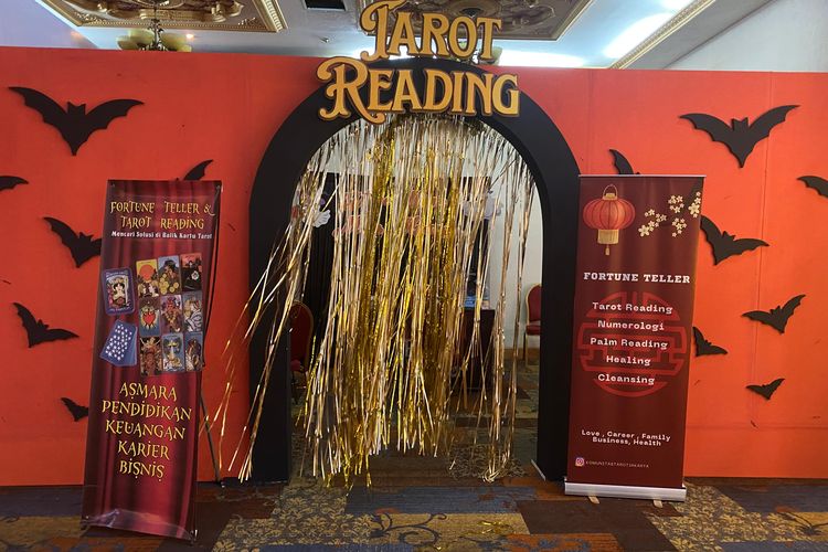 Booth pembacaan tarot di Halloween Fest 2023 di Twin Plaza Hotel, Jakarta Barat. 