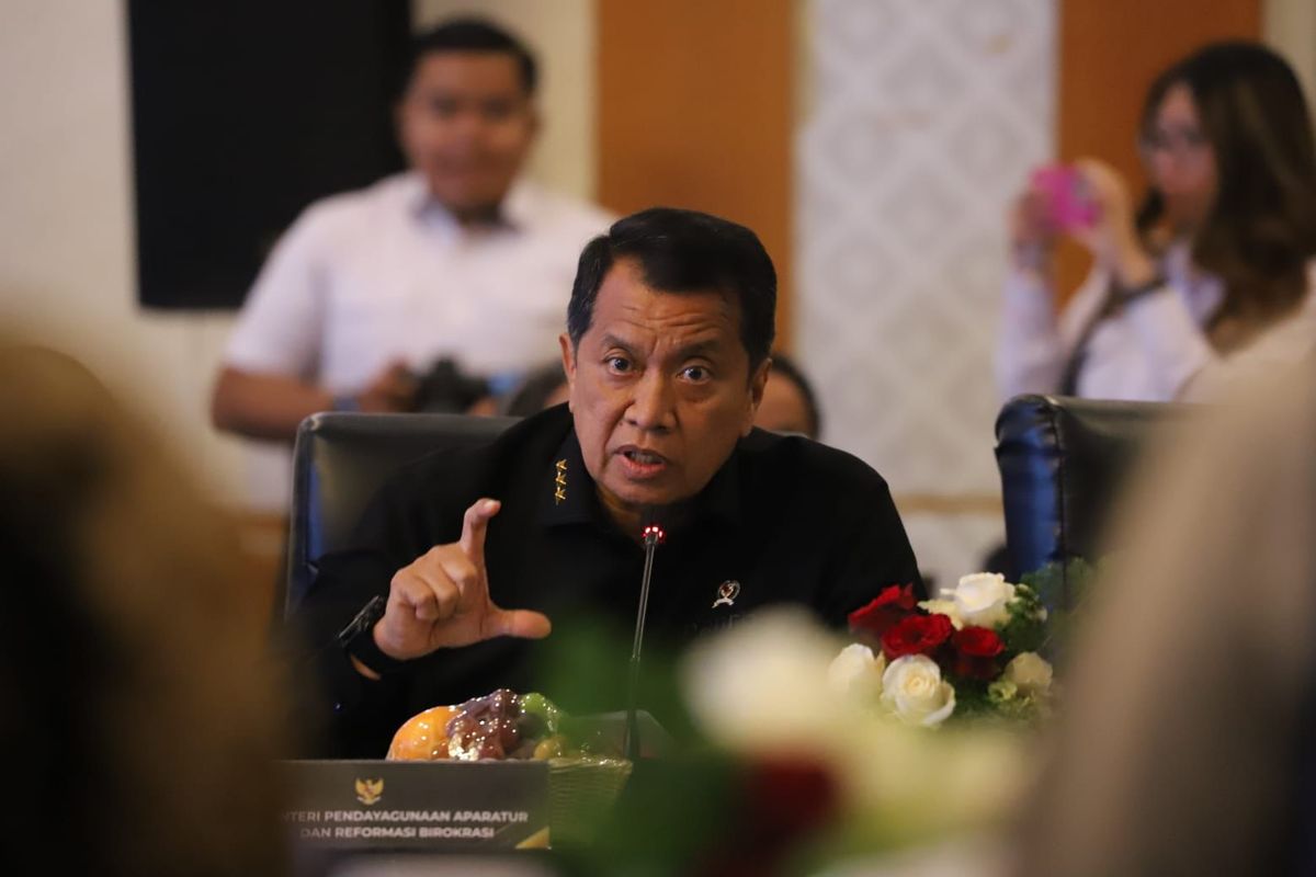 Wakil Menteri Pendayagunaan Aparatur Negara dan Reformasi Birokrasi (PANRB) Purwadi Arianto dalam Rapat RUU tentang Pemindahan Narapidana Antarnegara, di Jakarta, Selasa (19/8/2025).