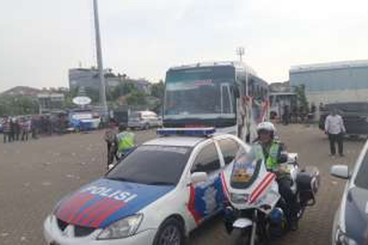 Rabu (3/8/2016), ratusan Bonek mulai meninggalkan Jakarta mengunakan bus yang disediakan pihak kepolisian. Pengawalan dilakukan hingga menuju Cikampek, Jawa Barat