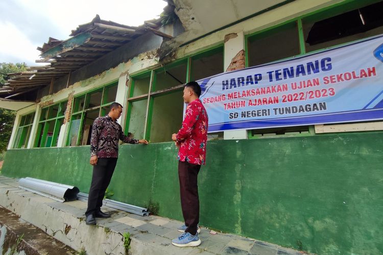 Sejumlah guru SDN Tundagan di Desa Tundagan Kecamatan Hantara Kabupaten Kuningan Jawa Barat, menunjukkan bangunan yang rusak parah pada Kamis (11/5/2023). Informasi nya, pemerintah berencana melakukan perbaikan dalam waktu dekat.