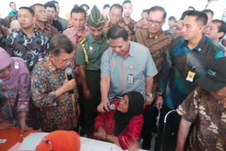 Wakil Presiden Jusuf Kalla meninjau pembagian dana program simpanan keluarga sejahtera (PSKS) di Kantor Pos Jalan Pemuda, Rawamangun, Jakarta, Rabu (19/11/2014). 