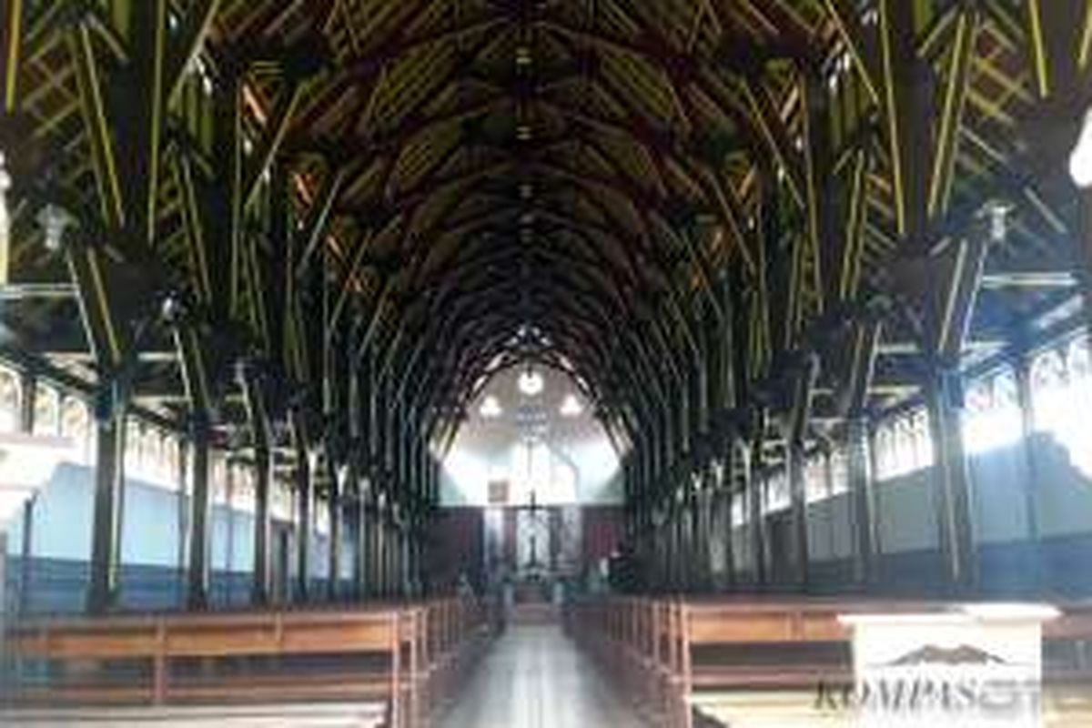 Ruang kebaktian Gereja Tua Sikka, di Sikka, Nusa Tenggara Timur.