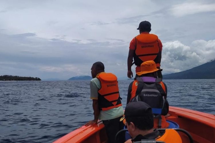 Foto: Tim SAR gabungan mencari korban yang hilang Perairan Tanjung Suba Lewoleba, Kabupaten Lembata, Nusa Tenggara Timur (NTT), Rabu (19/10/2022).