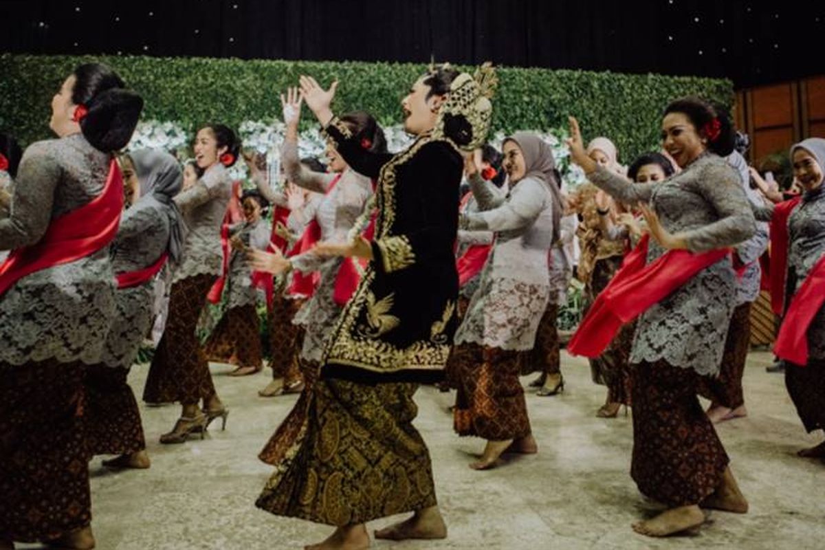 Oktiya Haniarti bersama bridesmaidnya tengah senam zumba di hari pernikahannya.