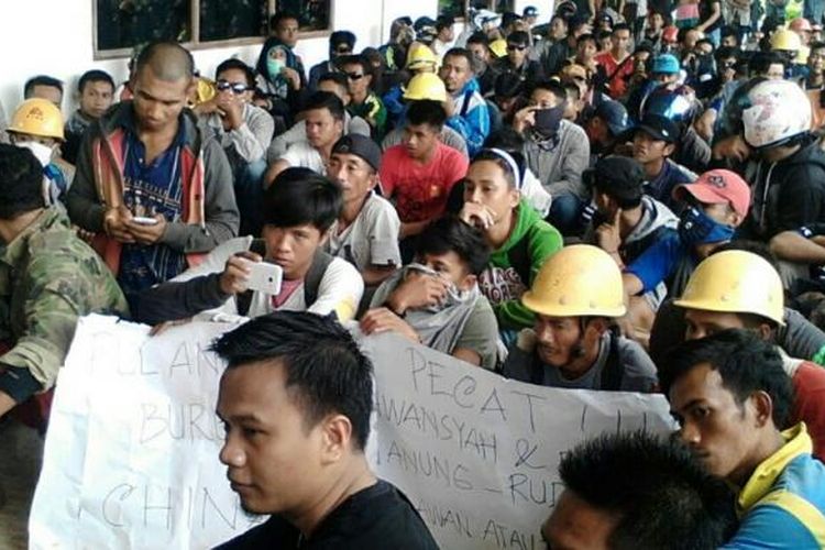 Ratusan buruh PT Virtue Dragon Nikel Industri demonstrasi mendesak pembayaran pesangon dan menolak tenaga kerja asing di depan kantor perusahan itu