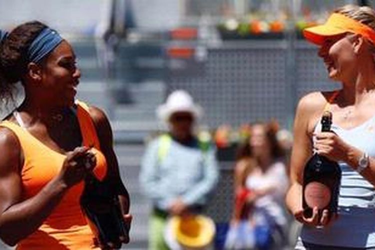 Serena Williams (kiri) dan Maria Sharapova (kanan) memegang botol anggur setelah final Madrid Open, Minggu (12/5/2013). Williams keluar sebagai juara dengan kemenangan 6-1 6-4.
