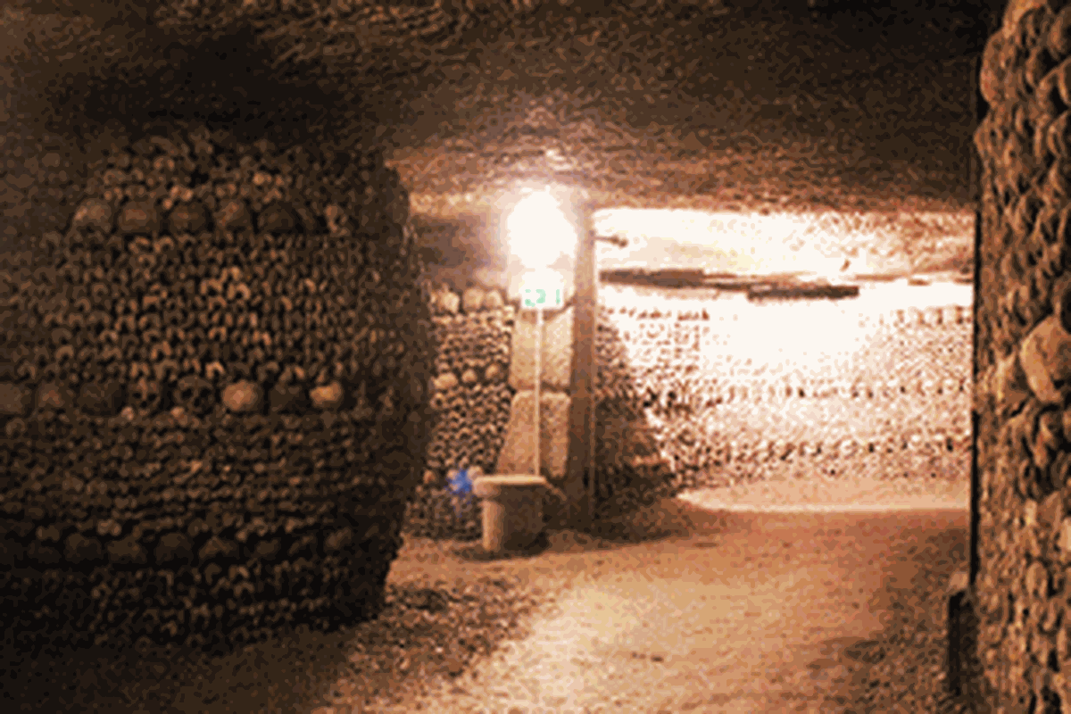 Tulang tengkorak yang ditata bagaikan dinding dan pilar di Catacombes, Paris.