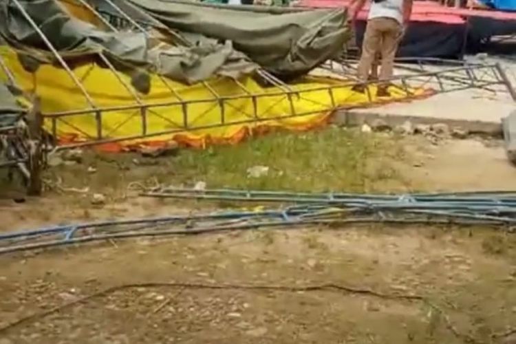 Tenda pentas pencarian bakat di Desa Muara Delang, Kecamatan Tabir Selatan, Kabupaten Merangin roboh tertiup angin kencang