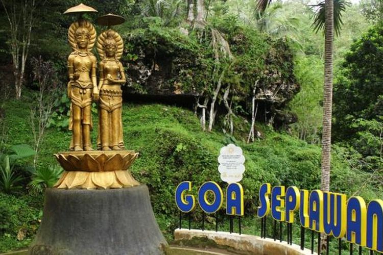 Dua patung yang merupakan repelika dari arca sebenarnya, yang ditemukan pada 15 Agustus 1979 di Goa Seplawan. Arca emas 22 karat tersebut sampai saat ini masih tertulis sebagai peninggalan Hindu Siwa, Rabu (15/2/2017).