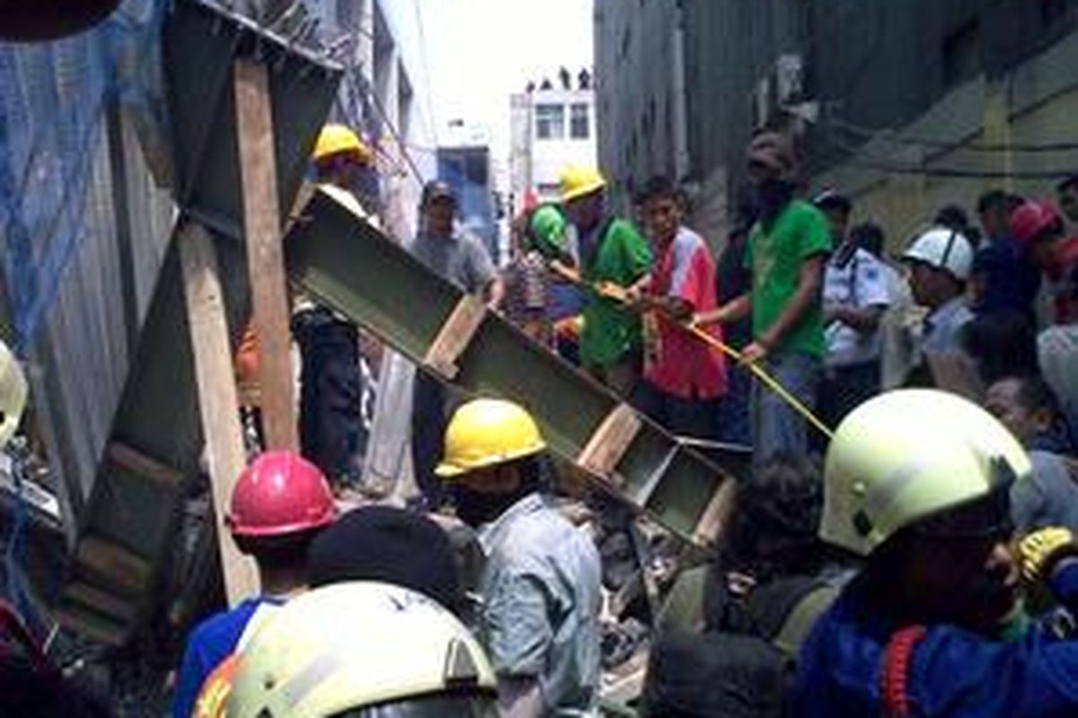Bangunan di Pusat Grosir Metro Tanah Abang, Jakarta, Rabu (23/12/2009), runtuh. Sejumlah orang tertimbun reruntuhan.