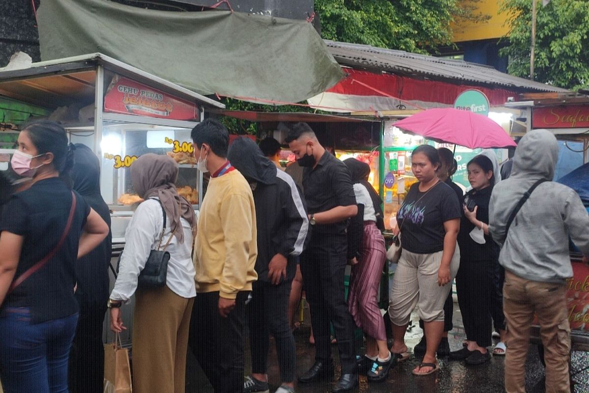 Pasar takjil di kawasan Kebon Kacang, Tanah Abang, Jakarta Pusat, pada hari ketiga Ramadhan 2023, Sabtu (25/3/2023) sore. 